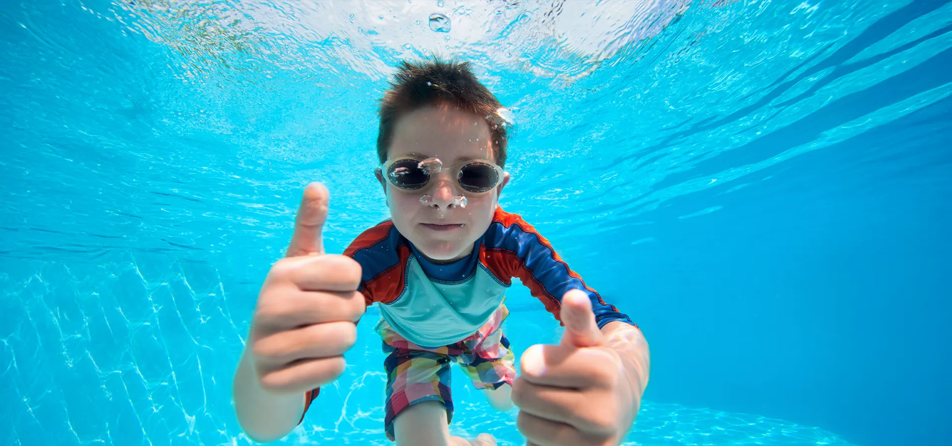 Junge mit Taucherbrille unter Wasser
