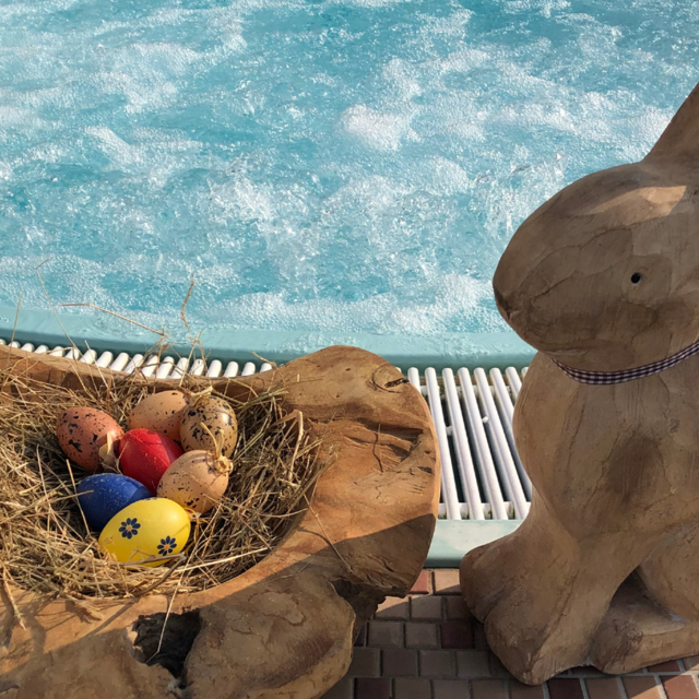 Osterhase mit Osternest am Aussen-Whirlpool des Saunalandschaft
